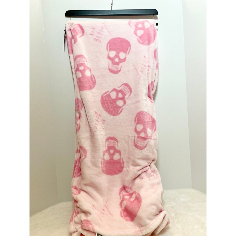 Betsey Johnson Pink‎ Skull Ultra Soft Plush Throw Blanket XOX Betsey 50x70 NEW